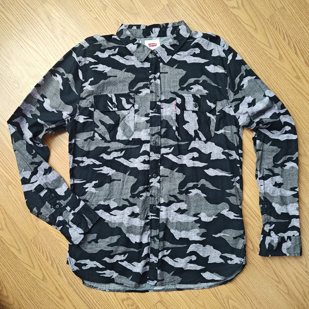 Levi's Men's Black Gray Camouflage Button-up Long Sleeve Shirt